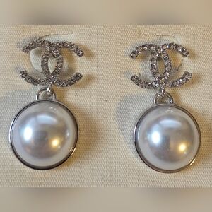 Elegant Silver and White Pearl Fashion Earrings